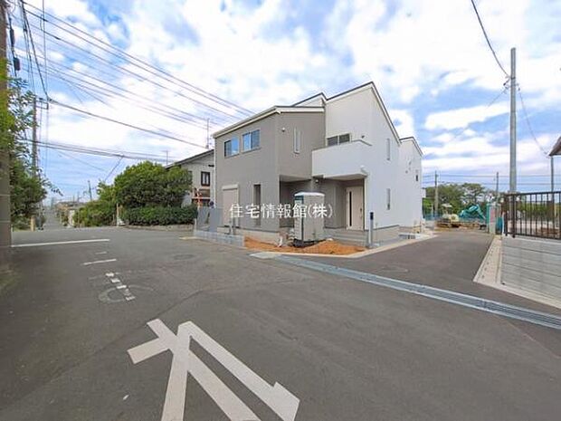前面道路を含めた現地写真です。