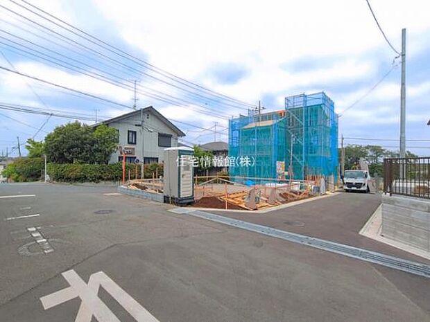 前面道路を含めた現地写真です。