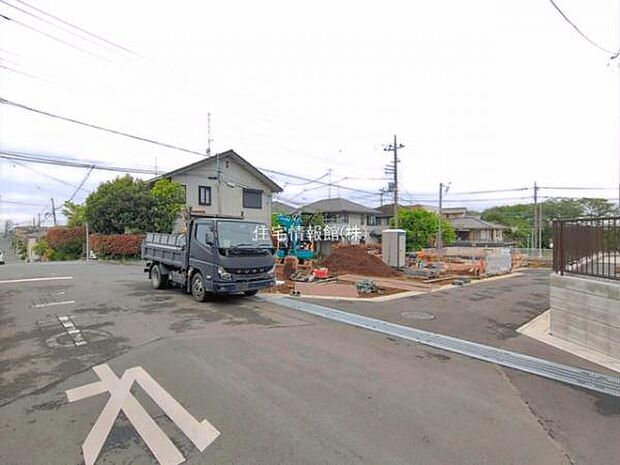 前面道路を含めた現地写真です。