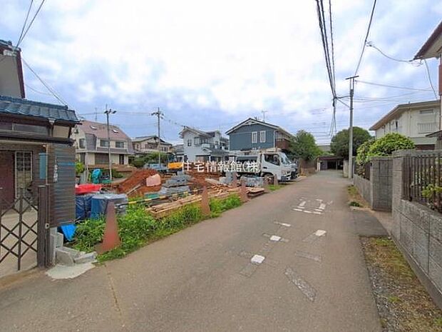 前面道路を含めた現地写真です。