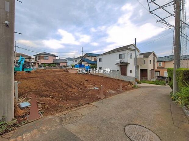 前面道路を含めた現地写真です。