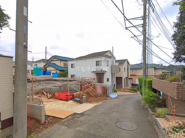 前面道路を含めた現地写真です。