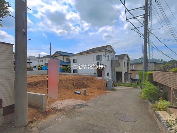 前面道路を含めた現地写真です。