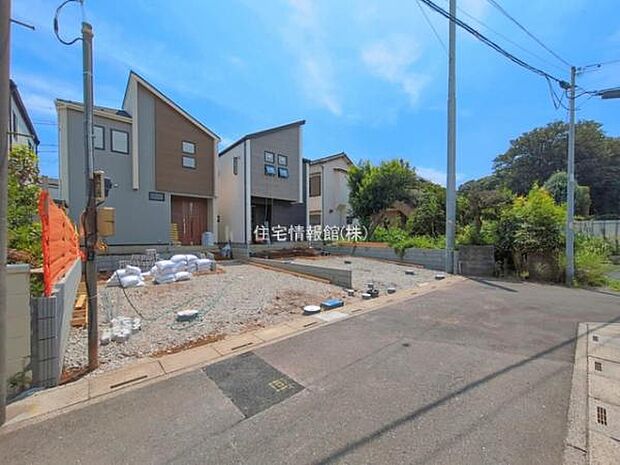 前面道路を含めた現地写真です。