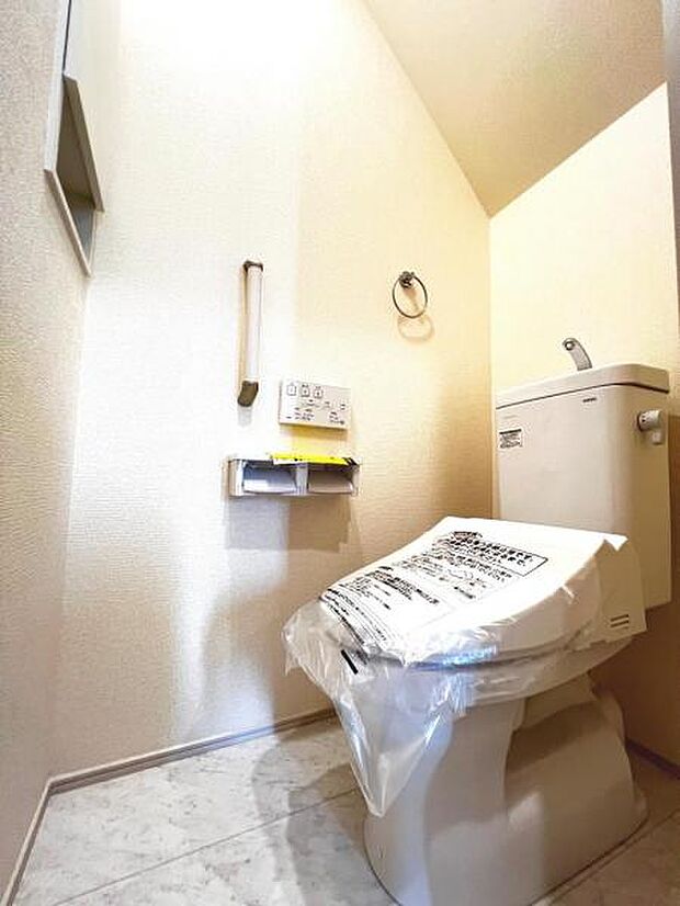 シャワー洗浄機能付のトイレは、清潔感が印象的な空間ですね。