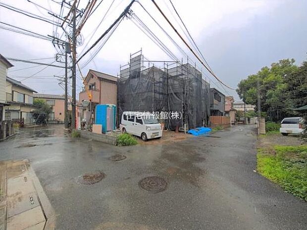 前面道路を含めた現地写真です。