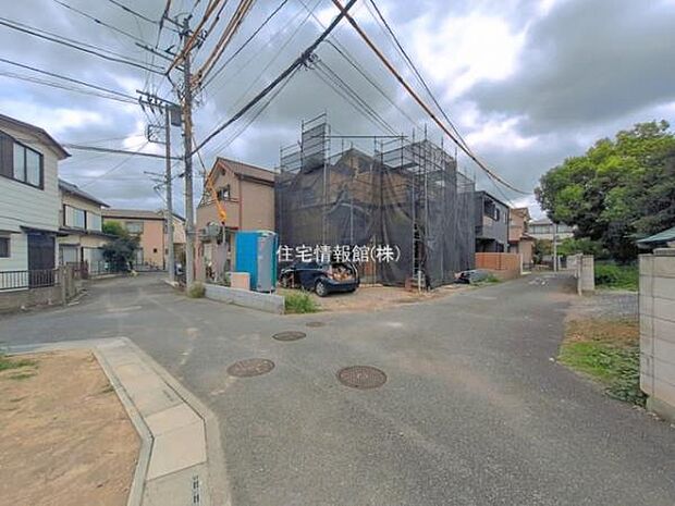 前面道路を含めた現地写真です。