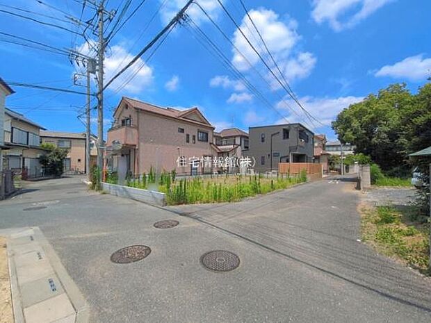 前面道路を含めた現地写真です。