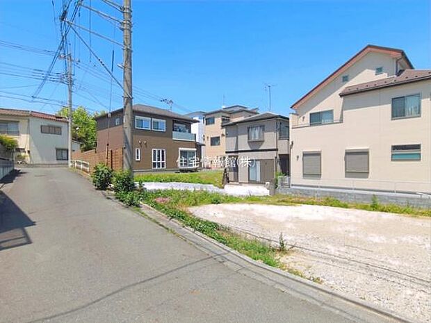 前面道路を含めた現地写真です。