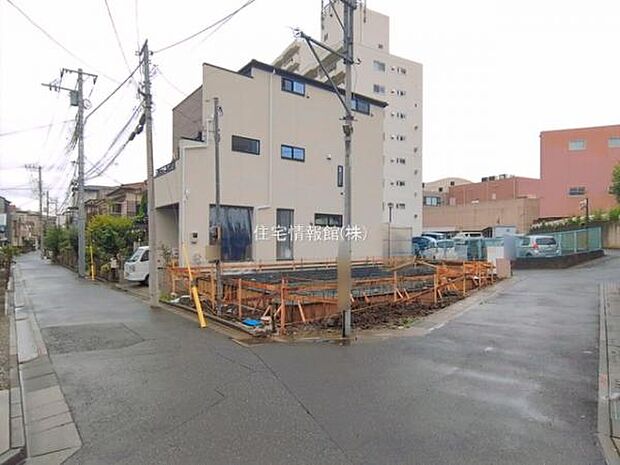 前面道路を含めた現地写真です。