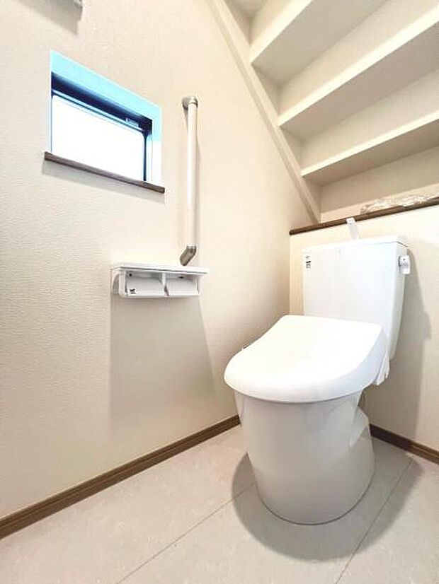 シャワー洗浄機能付のトイレは、清潔感が印象的な空間ですね。