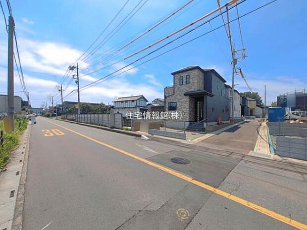 前面道路を含めた現地写真です。