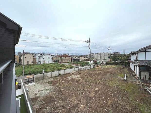 バルコニーからの眺望です。明るい陽射しを浴びながらゆったりと過ごすのも良いですね。