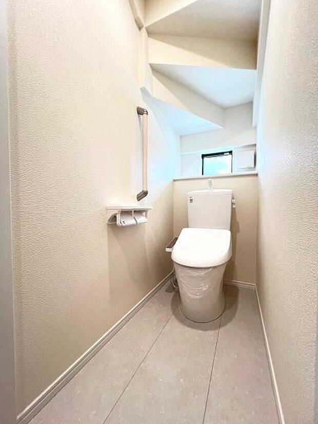 シャワー洗浄機能付のトイレは、清潔感が印象的な空間ですね。
