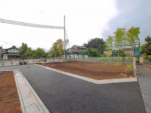 前面道路を含めた現地写真です。