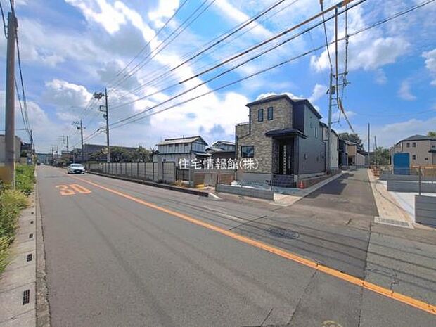 前面道路を含めた現地写真です。