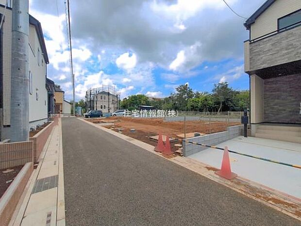 前面道路を含めた現地写真です。