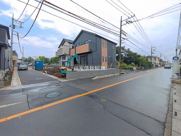 前面道路を含めた現地写真です。