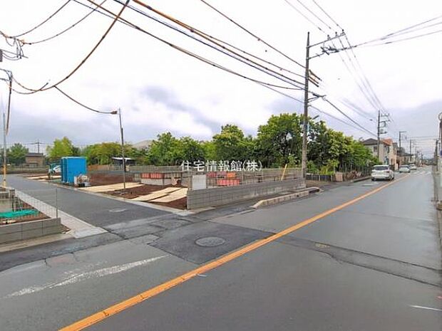 前面道路を含めた現地写真です。