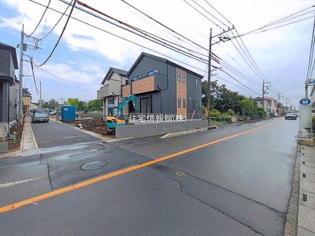 前面道路を含めた現地写真です。