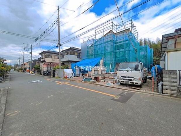 前面道路を含めた現地写真です。