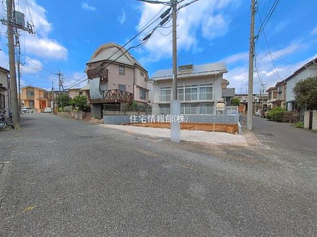 前面道路を含めた現地写真です。