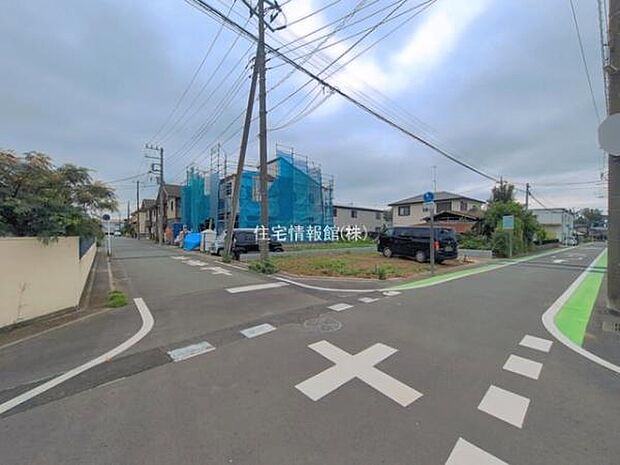 前面道路を含めた現地写真です。