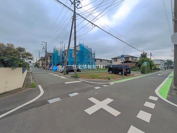 前面道路を含めた現地写真です。