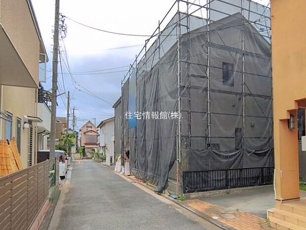 前面道路を含めた現地写真です。