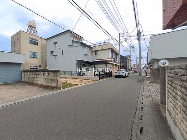 前面道路を含めた現地写真です。