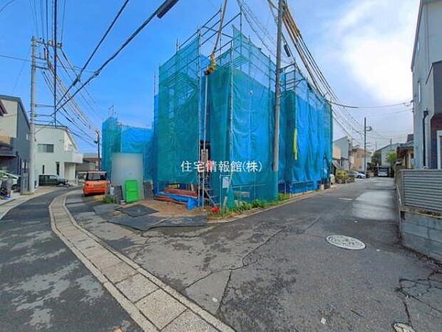 前面道路を含めた現地写真です。