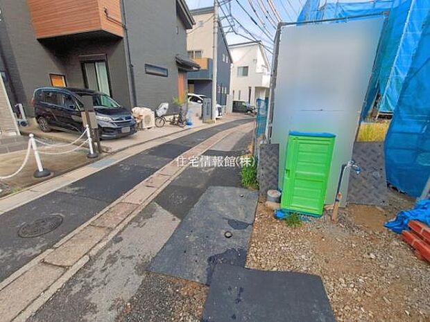 前面道路を含めた現地写真です。
