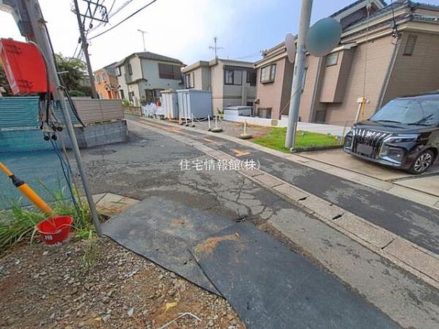前面道路を含めた現地写真です。