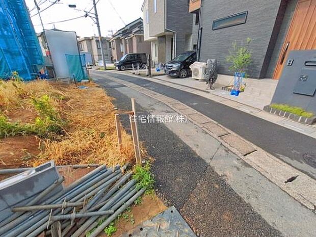 前面道路を含めた現地写真です。