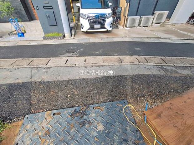 前面道路を含めた現地写真です。