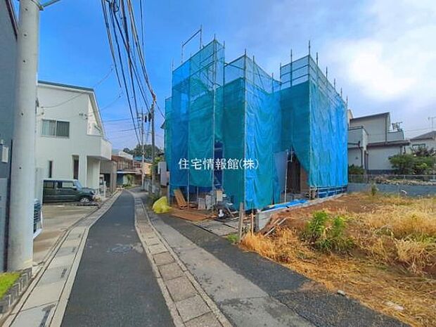 前面道路を含めた現地写真です。