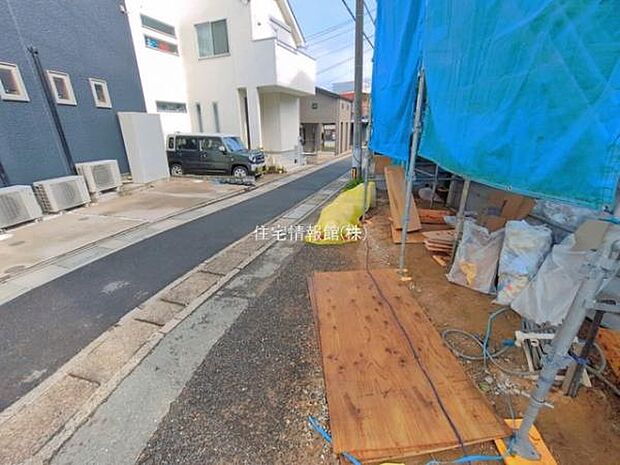前面道路を含めた現地写真です。