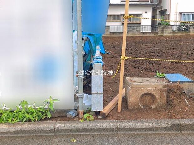 前面道路を含めた現地写真です。
