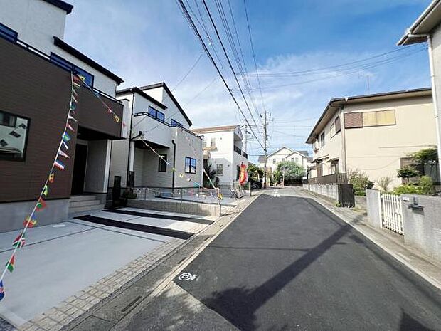 前面道路を含めた現地写真です。