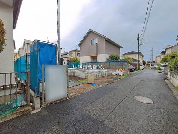 前面道路を含めた現地写真です。