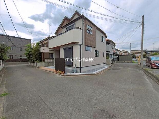前面道路を含めた現地写真です。