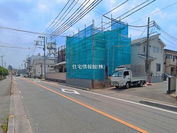 前面道路を含めた現地写真です。