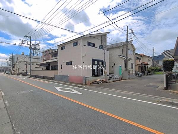 前面道路を含めた現地写真です。