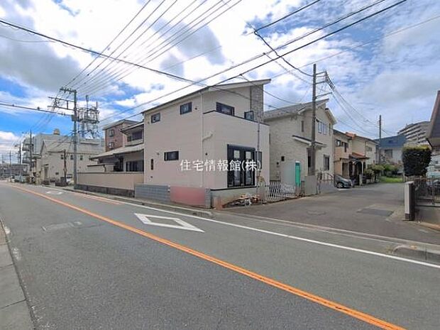 前面道路を含めた現地写真です。