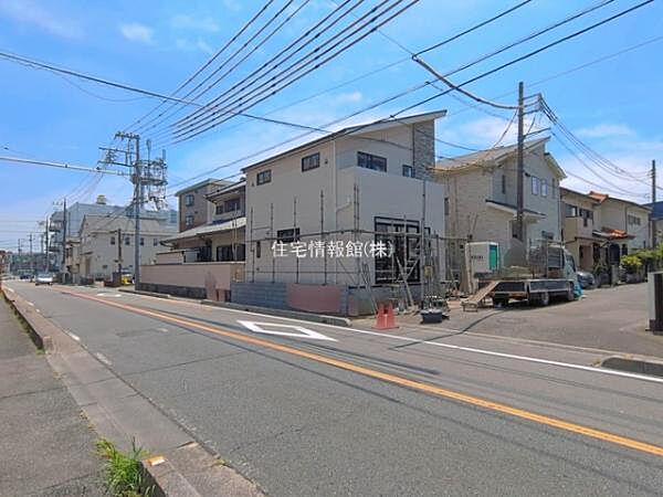前面道路を含めた現地写真です。