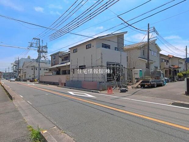 前面道路を含めた現地写真です。