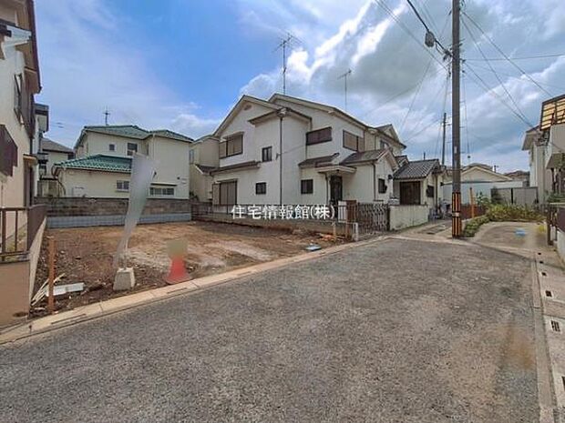 前面道路を含めた現地写真です。