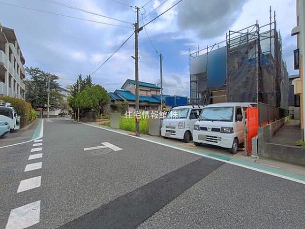 前面道路を含めた現地写真です。