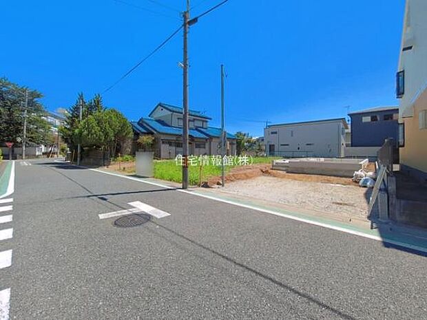 前面道路を含めた現地写真です。
