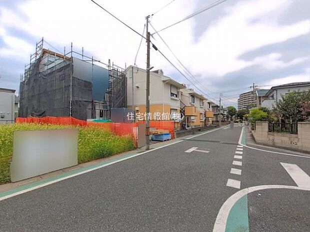 前面道路を含めた現地写真です。